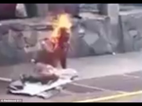 بالفيديو شاهد لحظة إشعال النيران في لص حاول سرقة أحد المارة