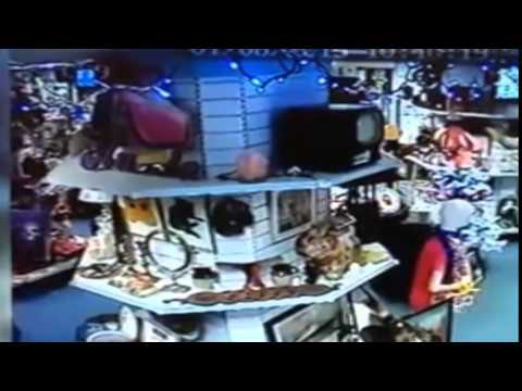 الأشباح تحطم التحف في أحد المحلات البريطانية