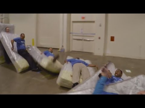 شاهد تحطيم الرقم القياسي لـدومينو المراتب في أميركا