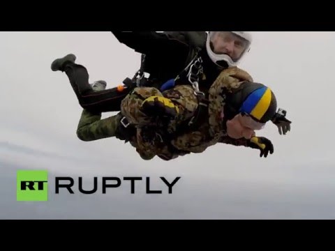 أحد المحاربين القدامى في الـ 91 من عمره يقفز بالمظلة