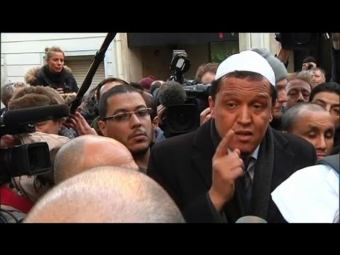 أئمة ودعاة يتظاهرون أمام شارلي إيبدو