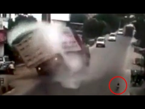 بالفيديو سائق شاحنة يتجنب الإصطدام بطفل وتنقلب عربته على المارة ويتسبب في كارثة