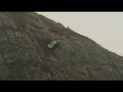 بالفيديو فتاة تنجو من الموت بعد سقوط سيارتها من إرتفاع 800 قدم