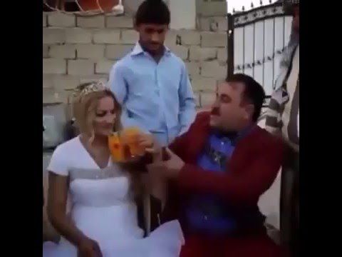 شاهد عريس يسكب الشربات على عروسه