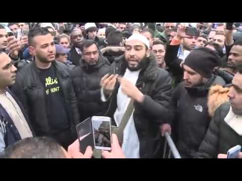 مغربي يتهم فرنسا بتدبير حادث شارلي إبيدو