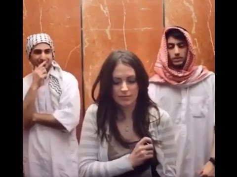 شاهد شابان يسببان الخوف لفتاة