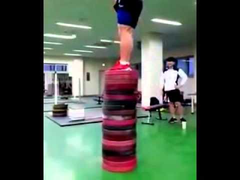 ثلاثة شباب يرتقون أعلى الإطارات