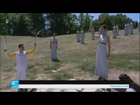 شاهد شعلة الألعاب الأولمبية تبدأ رحلتها من جبل الأولمب إلى البرازيل