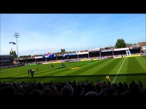 مظلات سلاح الجو الملكى البريطانى تهبط فى ملعب رجبى