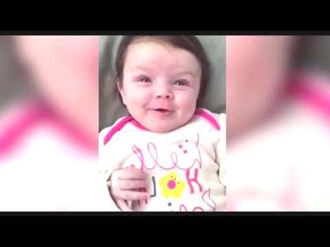 رضيعة تقول مرحبًا وعمرها شهرين ونصف