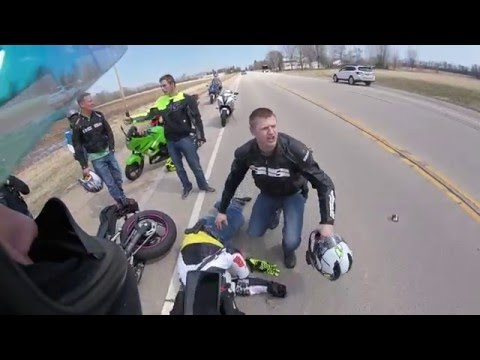 اصطدام دراجة نارية بكلب على طريق سريع في أميركا