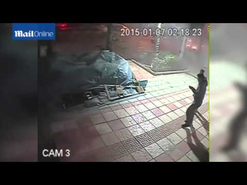 شاب ينجو من الموت بعد اصطدامه بسيارة مسرعة