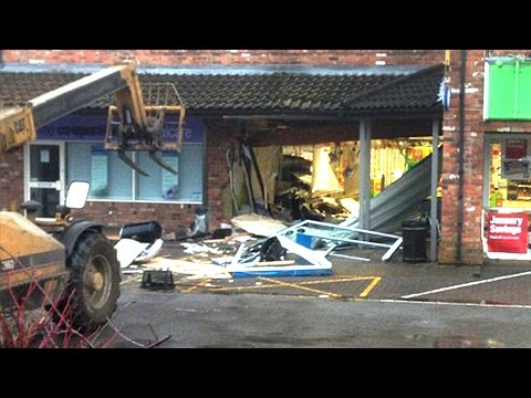 لصوص يستخدمون “لودر” لكسر صراف آلى وسرقته