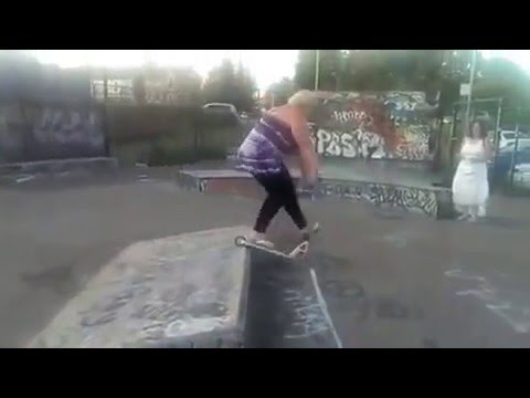 بالفيديو سقوط مؤلم لأم حاولت تجربة “سكوتر” أطفالها