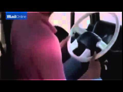 سائق أتوبيس يترك عجلة القيادة وينشغل بـالرقص