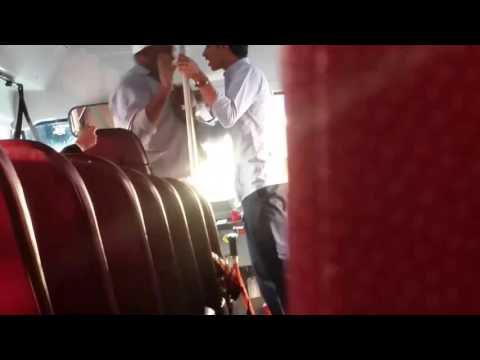 بالفيديو شاب يثير الجدل في السعودية بعد اقتحامه حافلة طالبات في الجبيل