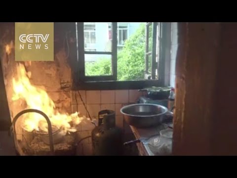 رجل إطفاء يغامر بحياته ويهرب بأسطوانة غاز مشتعلة من مبنى سكنى