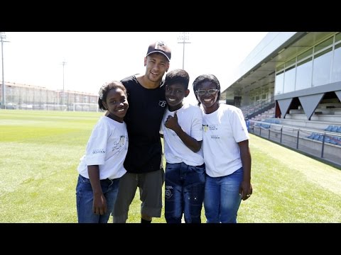 نيمار يرحب بطفلين من مؤسسته الخيرية بجولة فى برشلونة