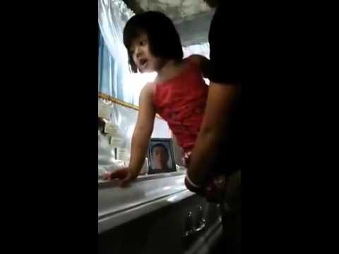 بالفيديو شاهد طفلة تحاول أن توقظ والدها بعد وفاته