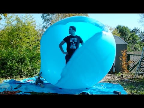 بالفيديو شاهد انفجار بالون قطره مترين في داخله رجل